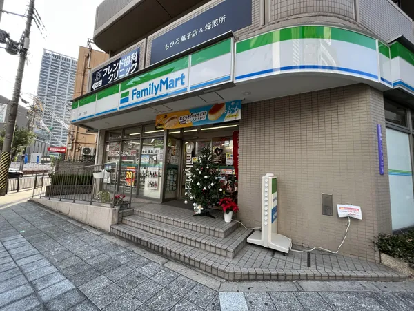 ファミリーマート福島2丁目店まで徒歩1分。