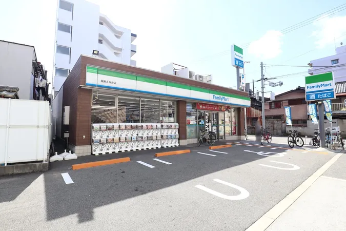 ファミリーマート城東えなみ店まで徒歩2分。