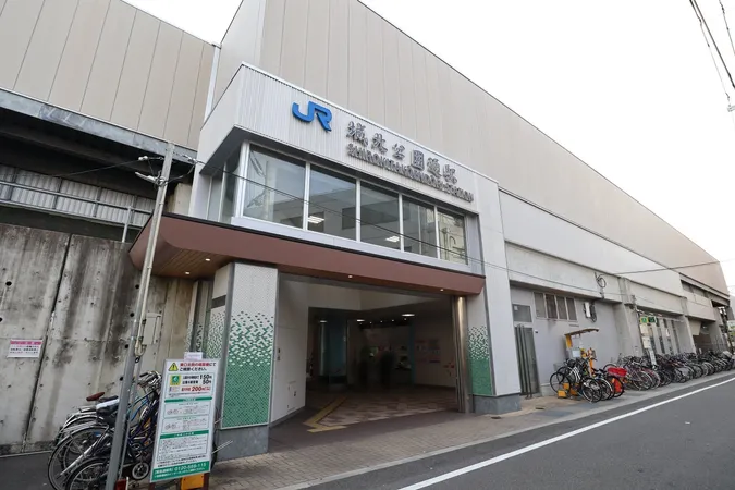 徒歩10分。
