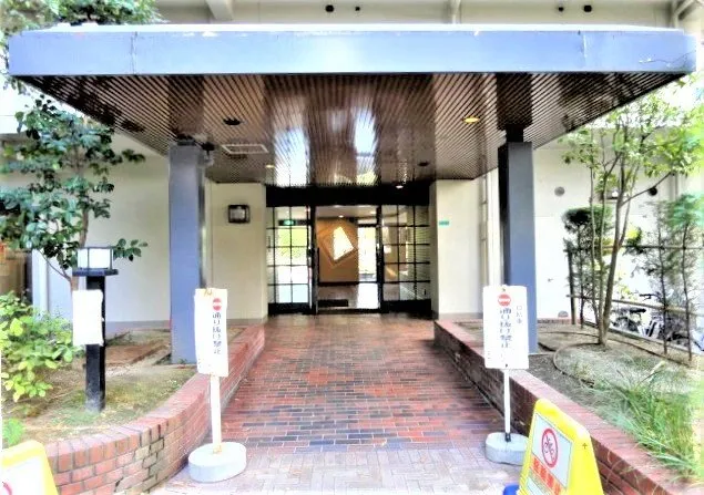 エントランスアプローチは庇があるため雨を防いでくれます。