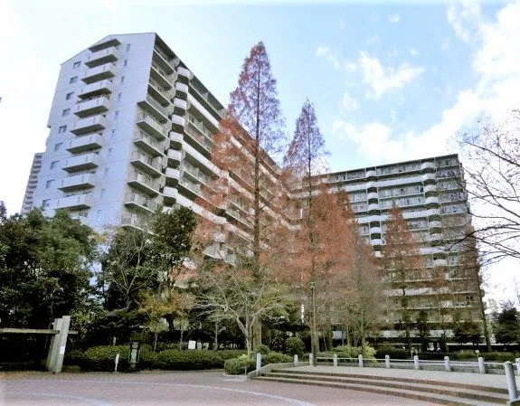 2駅2沿線利用可能♪オートロック付き・24時間有人管理でセキュリティに優れたマンションです。総戸数3000戸超の大規模コミュニティの一画。