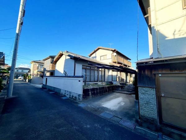 前面道路含む外観