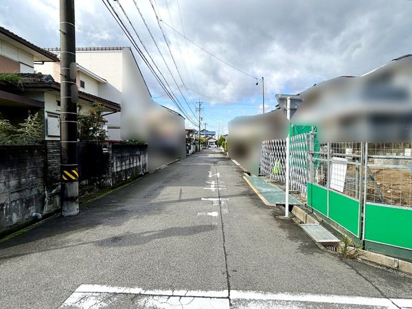 春日井市熊野町 前面道路含む外観