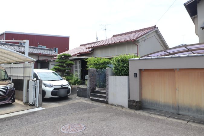 春日井市八田町2丁目 前面道路含む外観 春日井市八田町2丁目 前面道路含む外観