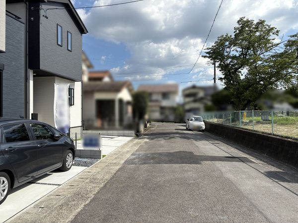 春日井市白山町2丁目 2号棟 前面道路含む外観 春日井市白山町2丁目 2号棟 前面道路含む外観