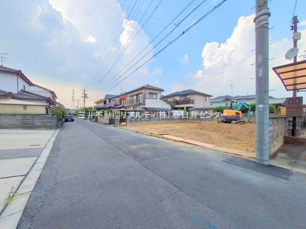 小牧市藤島2丁目 前面道路含む外観 小牧市藤島2丁目 前面道路含む外観