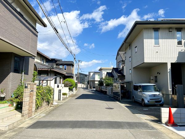 小牧市藤島2丁目 2号棟 前面道路含む外観 小牧市藤島2丁目 2号棟 前面道路含む外観