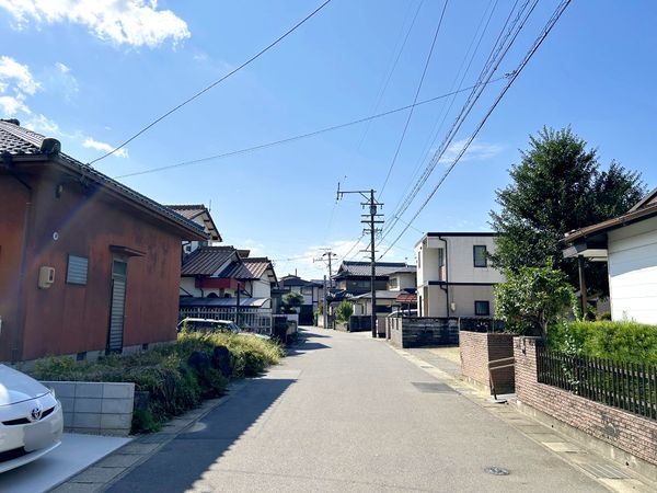 小牧市藤島2丁目 1号棟 前面道路含む外観 小牧市藤島2丁目 1号棟 前面道路含む外観