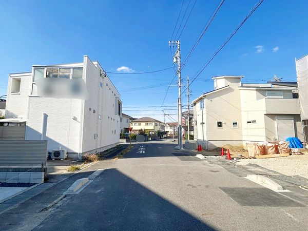 春日井市東野町西2丁目 6号棟 前面道路含む外観