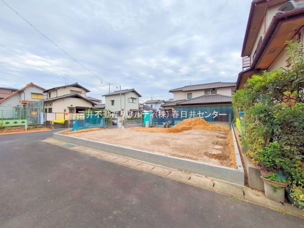 前面道路含む外観