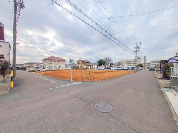 春日井市西高山町3丁目 5号棟 前面道路含む外観 春日井市西高山町3丁目 5号棟 前面道路含む外観