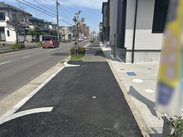 春日井市西高山町2丁目 4号棟 前面道路含む外観