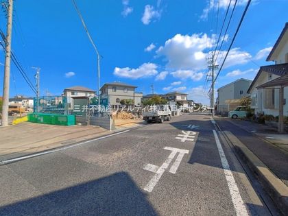 小牧市小松寺字法花寺 1号棟 前面道路含む外観 前面道路含む外観