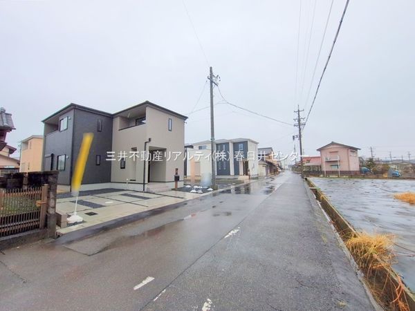 小牧市大字三ツ渕 5号棟 前面道路含む外観 小牧市大字三ツ渕 5号棟 前面道路含む外観
