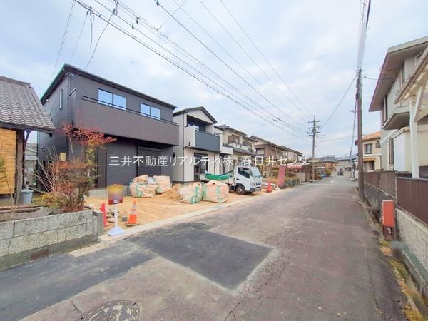 小牧市大字久保一色 2号棟 前面道路含む外観 小牧市大字久保一色 2号棟 前面道路含む外観
