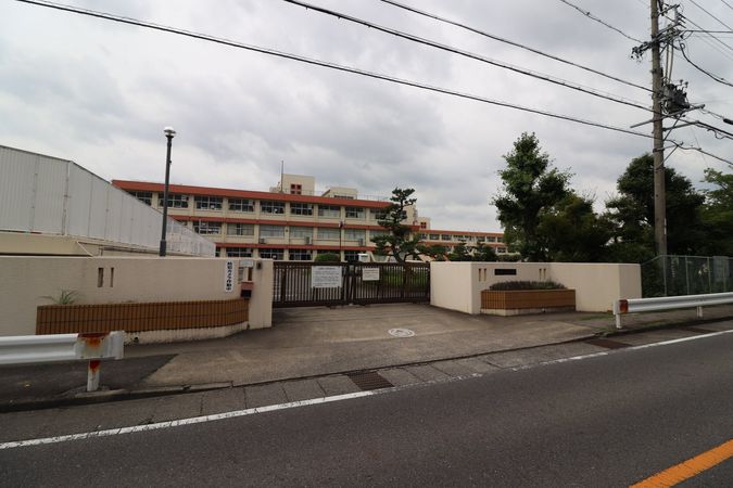 小牧市大字東田中 A号棟 小牧市立味岡小学校(約550m) 小牧市大字東田中 A号棟 小牧市立味岡小学校(約550m)
