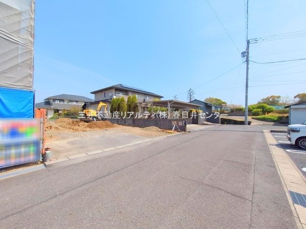 春日井市花長町1丁目 2号棟 前面道路含む外観 春日井市花長町1丁目 2号棟 前面道路含む外観