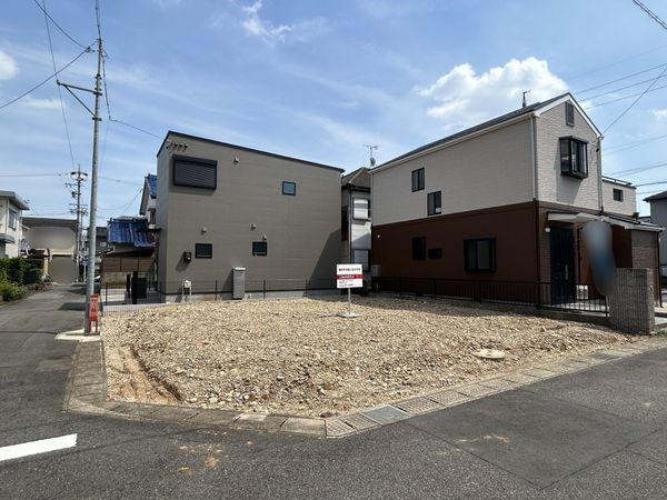 春日井市ことぶき町 前面道路含む外観