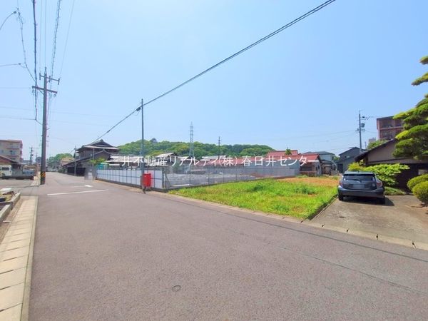 小牧市間々本町 2号棟 前面道路含む外観 小牧市間々本町 2号棟 前面道路含む外観
