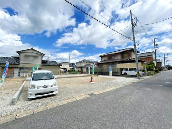 前面道路含む外観