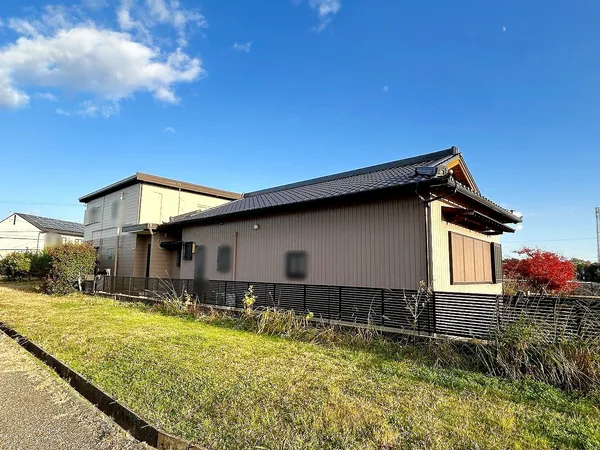 やわらかな陽光が一日中差し込む敷地。視界が抜ける開放感が魅力のロケーション。