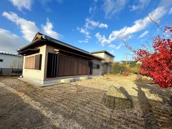 ひらけた街並みに調和する敷地。日当たり良好で、毎日が明るく過ごせる環境です。