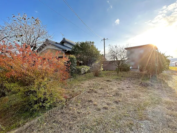 明るさと開放感が魅力の角地。建築条件なしで住まいを自由にプラン可能。