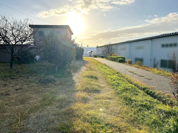 陽光に包まれた角地。広々とした敷地で、快適な生活を思いのままに設計できます。