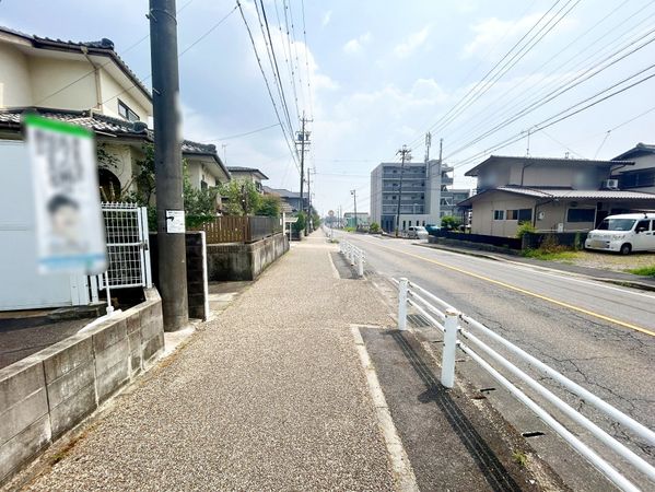 前面道路含む外観
