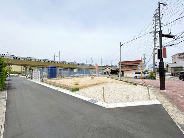前面道路含む外観