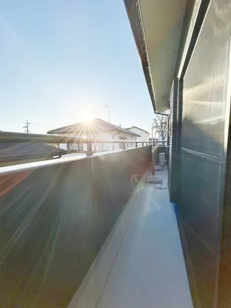 バルコニー・日当たり良好の南向きバルコニーです。太陽の温かな温もりをめいっぱい受け止めてくれます。
