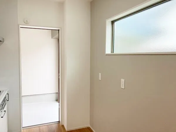 キッチンからガレージに出られます。