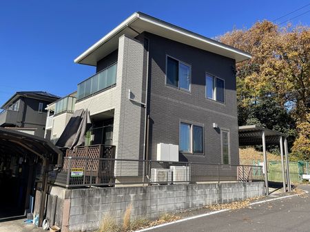 豊田市泉町3丁目 外観屋根付きカーポートは３台分＋軽自動車並列駐車可能です（車種によります）