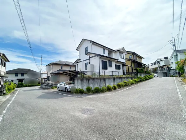 前面道路を含む外観