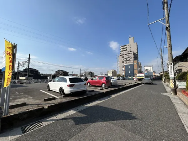 【前面道路】前面道路と土地写真の様子です。幅員は約4.4ｍございます。建築条件はございませんのでお好きなハウスメーカー・工務店で建築可能です。