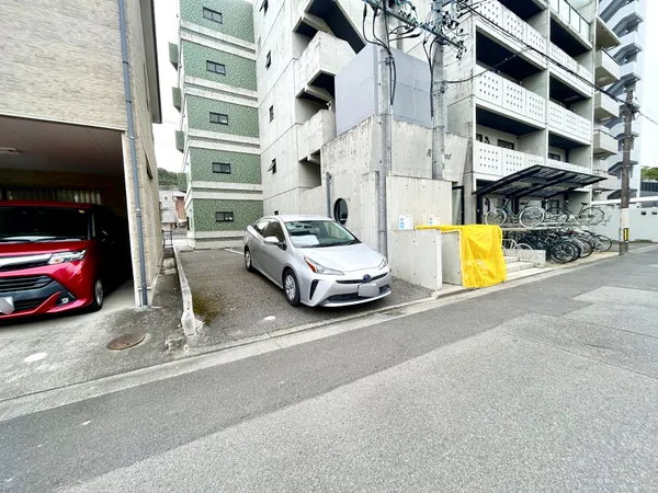 現況：駐車場です。前面道路幅員約4.4ｍ、間口約4.3ｍです。