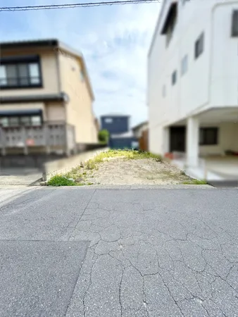 更地・約41.83坪の建築条件なし土地。名鉄名古屋本線「岡崎公園前」駅徒歩圏で、岡崎城公園も近い便利な立地。