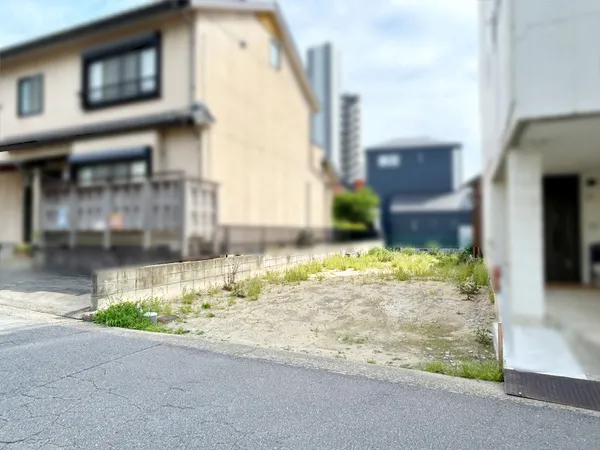 更地・約41.83坪の建築条件なし土地。名鉄名古屋本線「岡崎公園前」駅徒歩圏で、岡崎城公園も近い便利な立地。