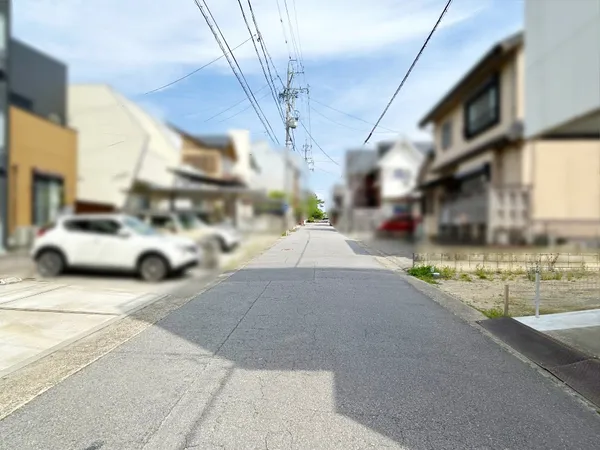 前面道路は幅員があり、車の出入りもしやすい落ち着いた住宅街です。