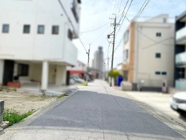 前面道路は幅員があり、車の出入りもしやすい落ち着いた住宅街です。