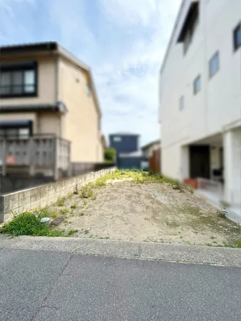 更地・約41.83坪の建築条件なし土地。名鉄名古屋本線「岡崎公園前」駅徒歩圏で、岡崎城公園も近い便利な立地。