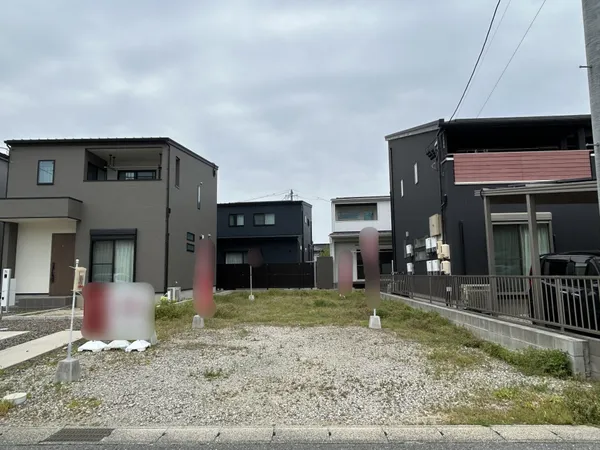 土地面積約49.52坪、南西側が道路に面した売土地です。建築条件付売地ではないため、お好みのハウスメーカー・工務店にて建築いただけます。