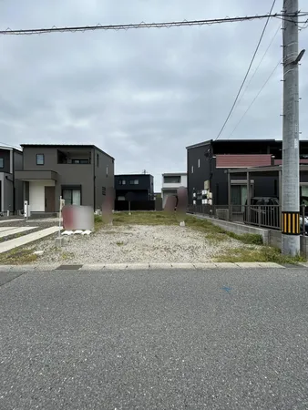 土地面積約49.52坪、南西側が道路に面した売土地です。建築条件付売地ではないため、お好みのハウスメーカー・工務店にて建築いただけます。