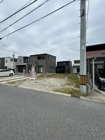 土地面積約49.52坪、南西側が道路に面した売土地です。建築条件付売地ではないため、お好みのハウスメーカー・工務店にて建築いただけます。