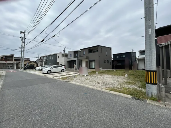 土地面積約49.52坪、南西側が道路に面した売土地です。建築条件付売地ではないため、お好みのハウスメーカー・工務店にて建築いただけます。