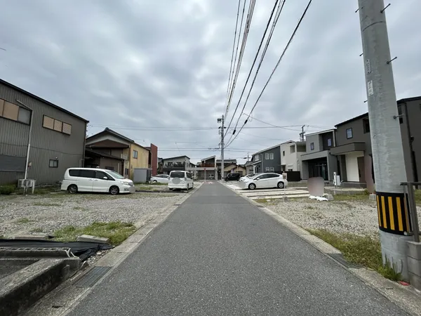 前面道路の幅員は約4.1ｍ、間口は約7.9ｍです。