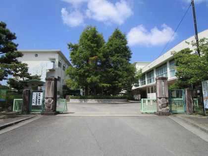 岡崎市立竜美丘小学校（約800ｍ）