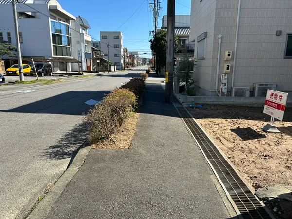 前面道路含む外観