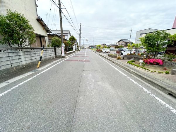 前面道路含む外観
