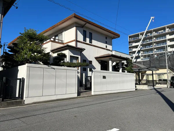 南東側より撮影　南側より明るい日差しが差し込む土地です。